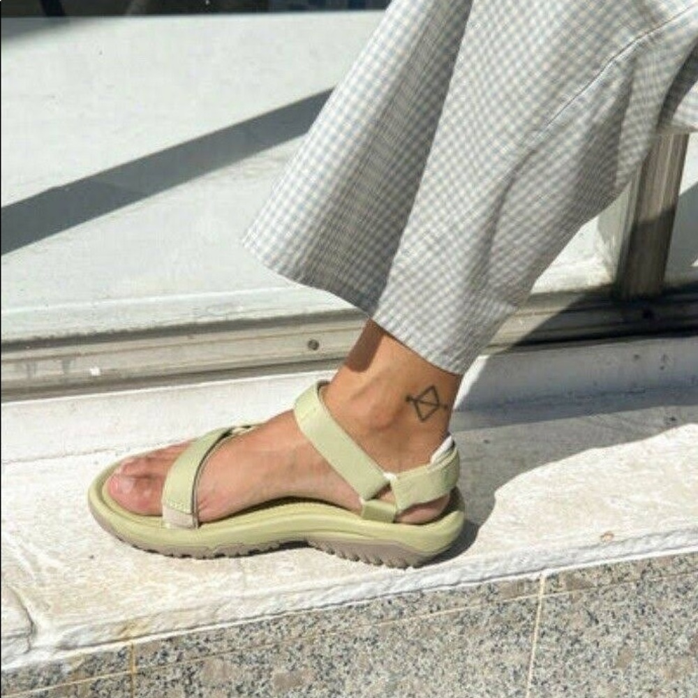 New In Box Women’s Size 8 Teva Hurricane XLT2 in Sage Green